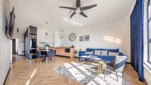 格但斯克Apartamenty Sun & Snow Doki的客厅配有蓝色的沙发和桌子