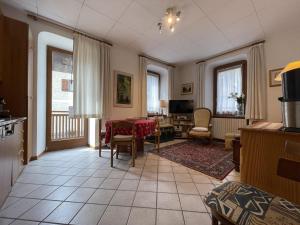 平佐洛Appartamenti Casa Albi的厨房以及带桌椅的起居室。