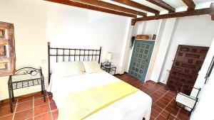 钦琼Casa Rural Casasola的卧室配有白色的床和蓝色的门