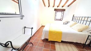 钦琼Casa Rural Casasola的一间卧室,卧室内配有一张床和一把椅子