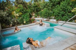 卡尔德杜Corte Bianca - Adults Only & SPA - Bovis Hotels的一群人在游泳池里