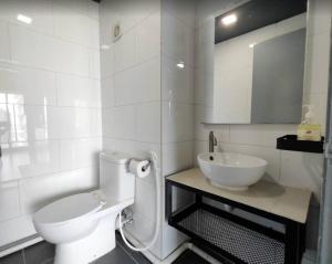 八打灵再也Spacious City Duplex 2 to 6pax, 1U-Ikea-Curve, Netflix的白色的浴室设有卫生间和水槽。