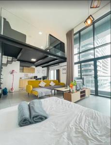 八打灵再也Spacious City Duplex 2 to 6pax, 1U-Ikea-Curve, Netflix的一间卧室配有一张大床和一张黄色的沙发