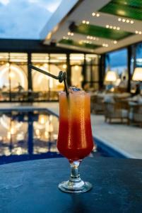 拉各斯摩洛哥海柏套房酒店的坐在游泳池旁的桌子上喝一杯