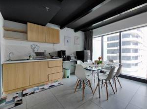 八打灵再也Spacious City Duplex 2 to 6pax, 1U-Ikea-Curve, Netflix的一间厨房,里面配有桌椅