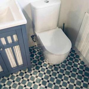 MontorioCasa Rural Hacienda Montorio的浴室配有白色卫生间和盥洗盆。