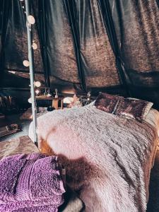 Glamping in - luxury tent的帐篷内一间卧室,配有一张床