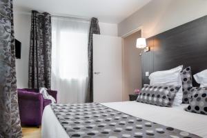 南特太阳城七城市套房大厦的酒店客房,配有一张床和一张紫色椅子