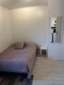 埃格尔松Vadlåsveien 4的一间白色客房内的床铺卧室