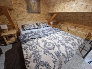 MirnaVineyard cottage Vinska grajska kašča的一间卧室配有一张带蓝色和白色棉被的床
