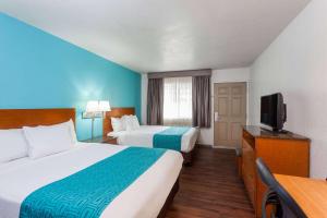 纳欣诺市霍华德约翰逊快捷汽车旅馆的酒店客房设有两张床和一台平面电视。
