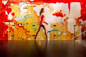 圣地亚哥圣地亚哥安达兹凯悦概念酒店的一名妇女走在墙上涂鸦