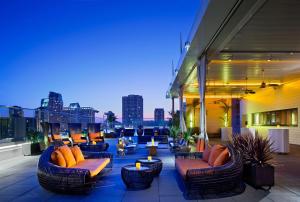 圣地亚哥圣地亚哥安达兹凯悦概念酒店的一座大楼内一个带沙发和椅子的屋顶露台