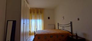 Pianillocasa vacanze “Tra cielo e mare” Agerola的卧室设有靠窗的床