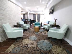 圣奥古斯丁圣奥古斯丁I-95州际公路汉普顿酒店的地毯上配有沙发和椅子的等候室
