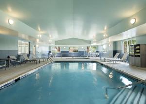 萨默塞特萨默塞特希尔顿酒店霍姆伍德套房酒店的大楼里一个蓝色的大泳池
