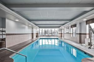 米苏拉米苏拉希尔顿花园酒店的大楼内的一个蓝色海水游泳池