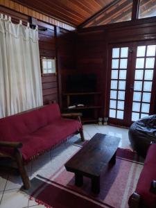 维奥康德马奥Casa da Montanha的客厅配有红色沙发和茶几