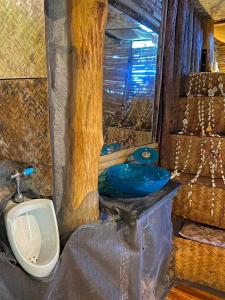 哈德姚Sea View Palm Villa - Tree House的一间带水槽、卫生间和小便室的浴室