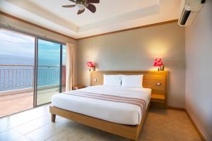涛岛品尼高苏梅岛度假酒店 的一间卧室设有一张床和一个大窗户