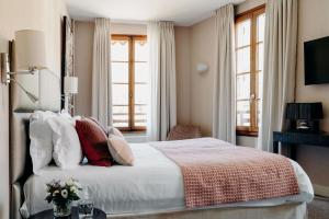 塔卢瓦尔Hotel Le Cottage Bise的一间卧室,床上放着鲜花