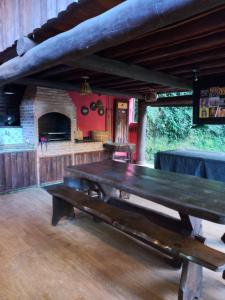 维奥康德马奥Casa da Montanha的带壁炉的客房内的大木桌