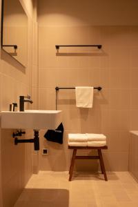 法尔肯堡Hotel Kint的一间带水槽和毛巾架的浴室