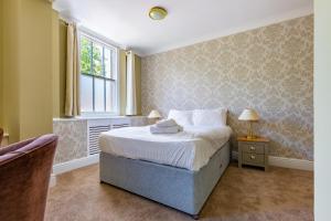 贝德福德林场庄园酒店的一间卧室设有一张大床和一个窗户。