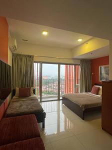 莎阿南SGA SuriaJelutong的酒店客房设有两张床和大窗户。