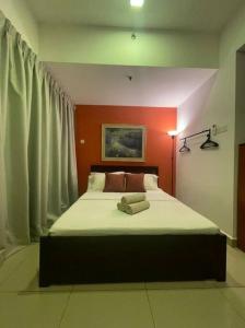 莎阿南SGA SuriaJelutong的一间卧室,卧室内配有一张大床