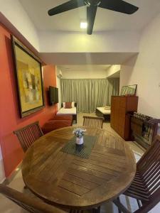 莎阿南SGA SuriaJelutong的一间带木桌的用餐室和一间客厅。
