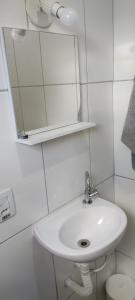 布罗塔斯Casa Martino的白色的浴室设有水槽和镜子