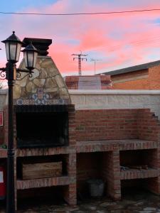 AlaejosCasa Rural Alaejos的砖砌壁炉,拥有街灯和日落