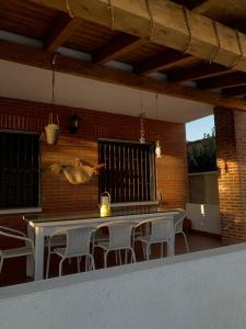 AlaejosCasa Rural Alaejos的一个带桌椅和砖墙的庭院