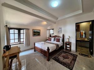 新加拉惹Manigelang Villa的一间卧室配有一张床和一张桌子