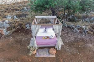 YeránionStar Sleep Gerani Rethymno的帐篷内的一张床的顶部景致