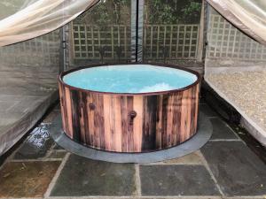 布里斯托Olli's Cottage-Terrace & Jacuzzi的内置水的木浴缸