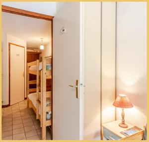 莫尔济讷Appartement T2 Téléphérique de NYON Morzine的一间房间,设有通往卧室的门