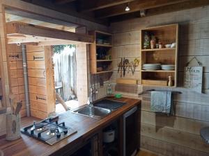 圣勒Bungalow écologique avec toilettes sèches LEU KABANON vue mer的厨房配有水槽和台面