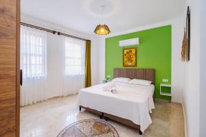 安塔利亚Mel Town的一间卧室设有两张床和绿色的墙壁