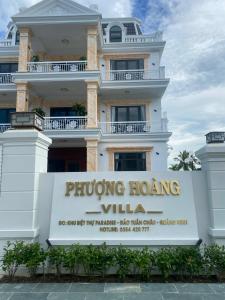 下龙湾Phượng Hoàng villa的一座建筑,上面有标牌读音红别墅
