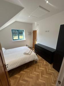 布里斯托Beautiful apartment in Frampton的一间卧室设有一张大床和一个窗户。