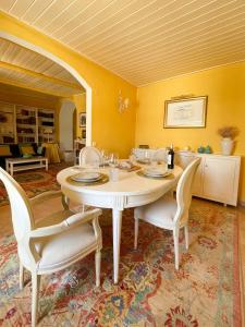 阿尔科廷Charming Countryside Home with Fireplace & Patio的一间配备有白色桌椅的用餐室