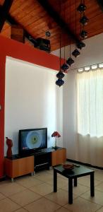 雷焦卡拉布里亚La Casita的客厅配有电视和桌子