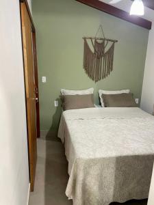 普拉杜Bangalô Amarelo的一间卧室,配有两张床