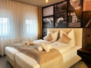 新基兴Hotel Da Toni的卧室配有一张带两个枕头的大白色床