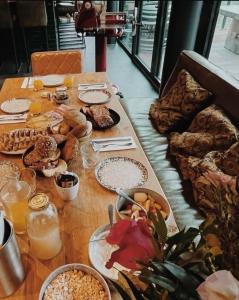 霍林赫姆Boutique Hotel Karel de Stoute的一张木桌,上面有食物和饮料
