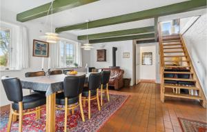 罗莫柯克比Lake Front Home In Rm With Wifi的厨房以及带桌椅的用餐室。