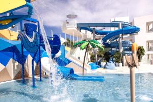 波多黎各Servatur Puerto Azul的度假村游泳池的水滑梯