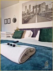 曼海德Minehead Suite的两张位于酒店客房的床,床上有一条毛巾